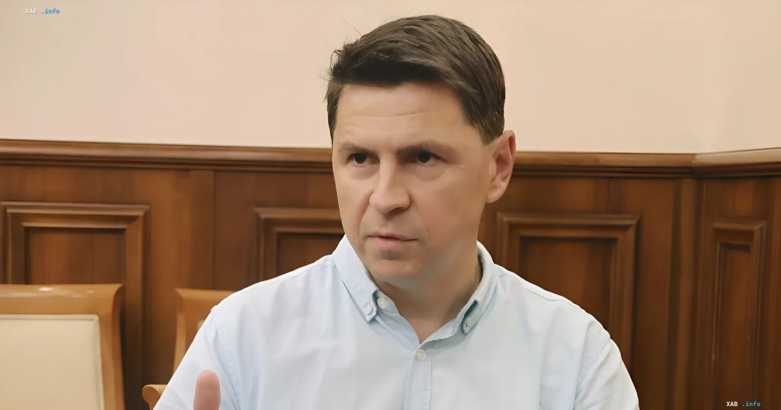 Михаил Подоляк в официальной обстановке, обсуждающий меры против уклонистов