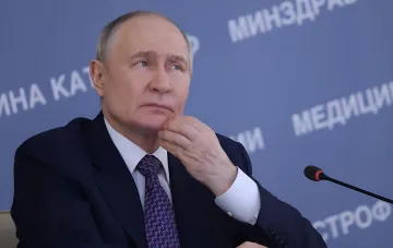 Володимир Путін у роздумах на фоні медичної події, обговорюючи зміни в КК РФ для відправки на фронт