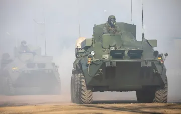 Российские БТР в дыму: символ скрытного накопления сил вместо массовых штурмов