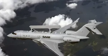 Saab-Flugzeug mit dem 'allsehenden' System im Flug über Wolken