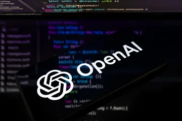 OpenAI-Logo auf Smartphone-Bildschirm mit Code-Hintergrund — Symbol der KI-Beschleunigung, die Sam Altman nach dem Hugging Face-Vorfall verlangsamen will
