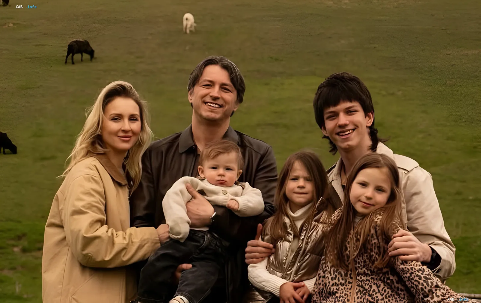 Sergij Prytula mit seiner Frau und Kindern, einschließlich des einjährigen Sohnes Marco, auf einem Familienfoto auf dem Feld