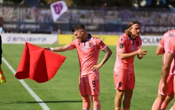 Spieler des FC Bukowina mit roter Flagge auf dem Platz nach Remis im 1. Spieltag der UPL 2026/2027 – Teil der symbolischen Mannschaft des Spieltags