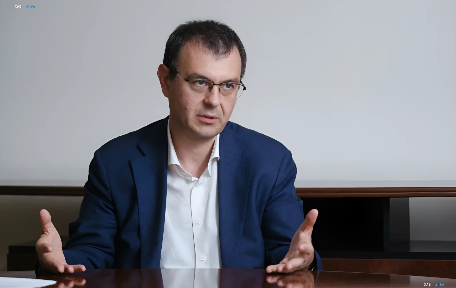 Министр цифрового развития объясняет причины срыва сроков запуска системы еАкциз, жестикулируя за столом в официальной обстановке