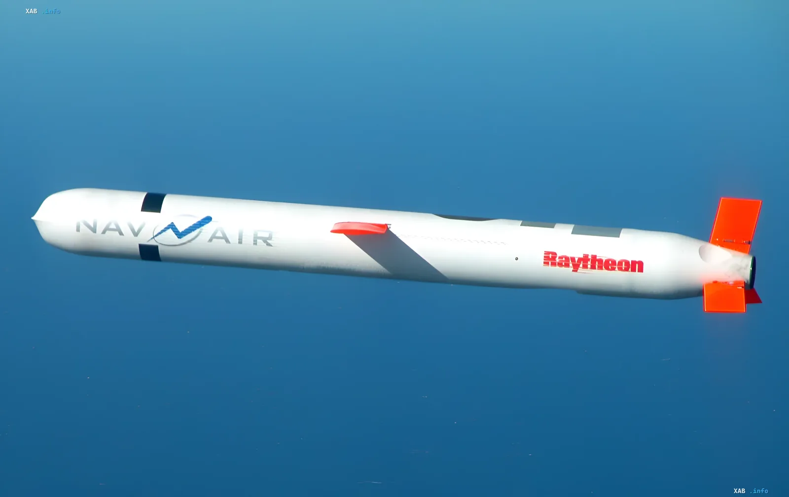 Raytheon-Rakete im Flug, die das Thema der Erschöpfung der ATACMS- und PrSM-Vorräte in den USA veranschaulicht