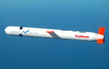 Ракета Raytheon в полете, иллюстрирующая тему истощения запасов ATACMS и PrSM в США