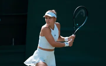 Юлия Стародубцева в действии во время матча против Майи Джойнт на турнире WTA 1000 в Торонто