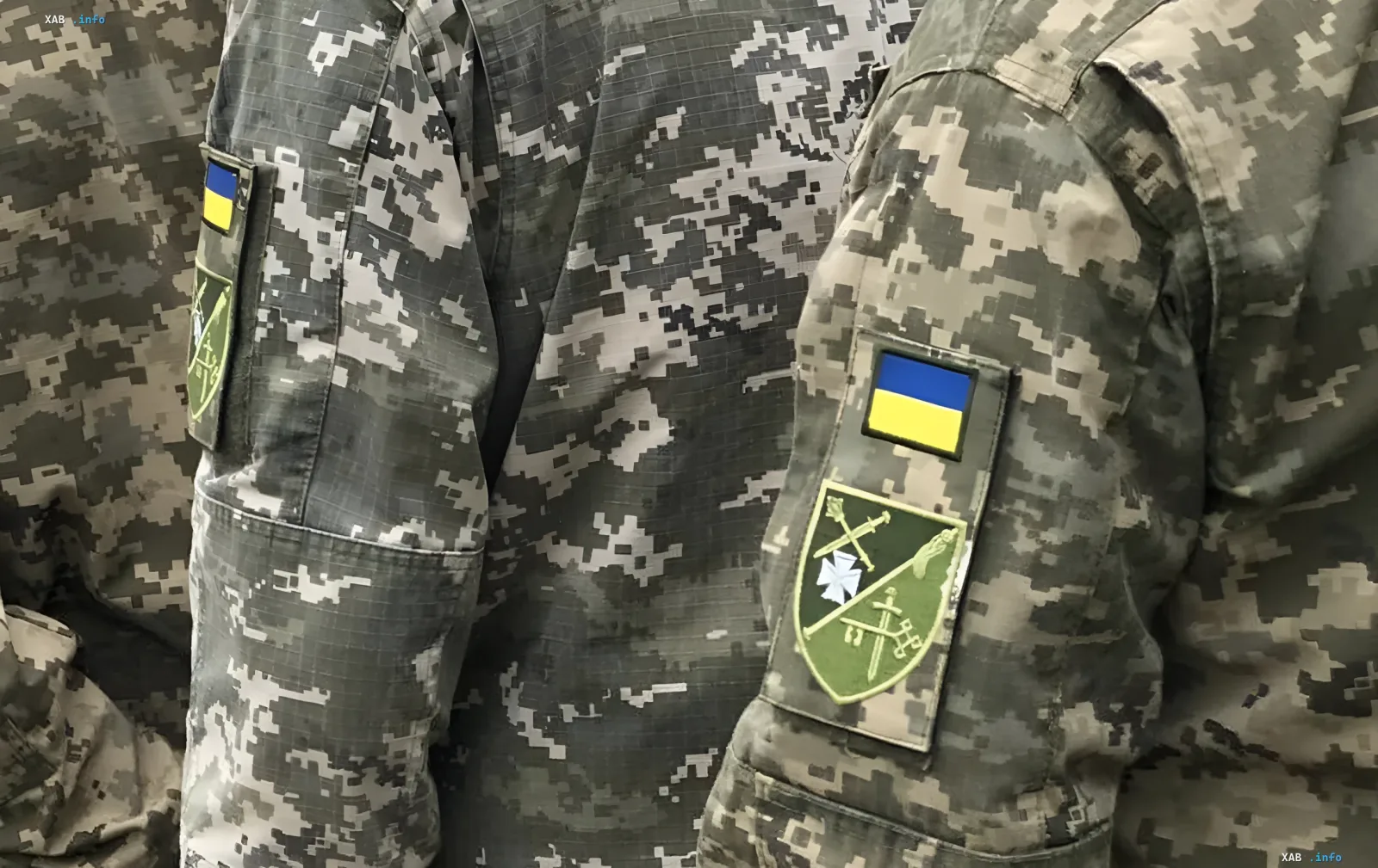 Украинские военнослужащие в камуфляжной форме с флагом Украины и эмблемой на рукавах, связанные с трагедией в ТЦК Львовской области