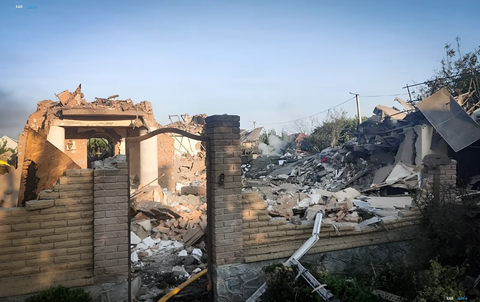 Зруйнований будинок у Сумах чи Миколаєві після удару: уламки стін, цегли та даху, дим на тлі чистого неба — наслідки атаки, що забрала життя дітей та літніх людей