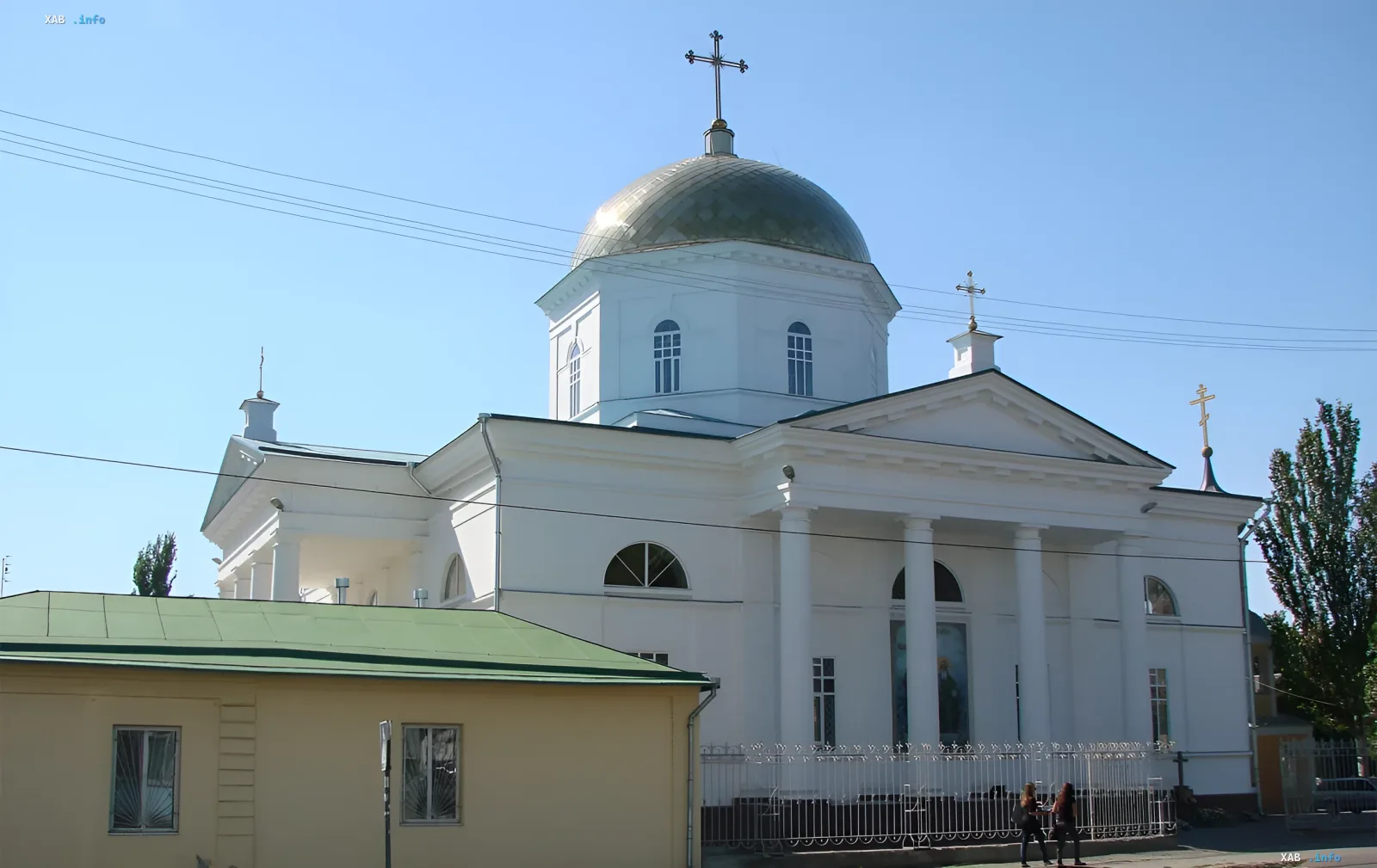 Свято-Духовский собор в Херсоне после атаки российских дронов: историческое здание с куполом и крестом на фоне ясного неба
