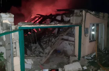 Разрушенный жилой дом в Одесской области после удара: огонь и обломки ночью