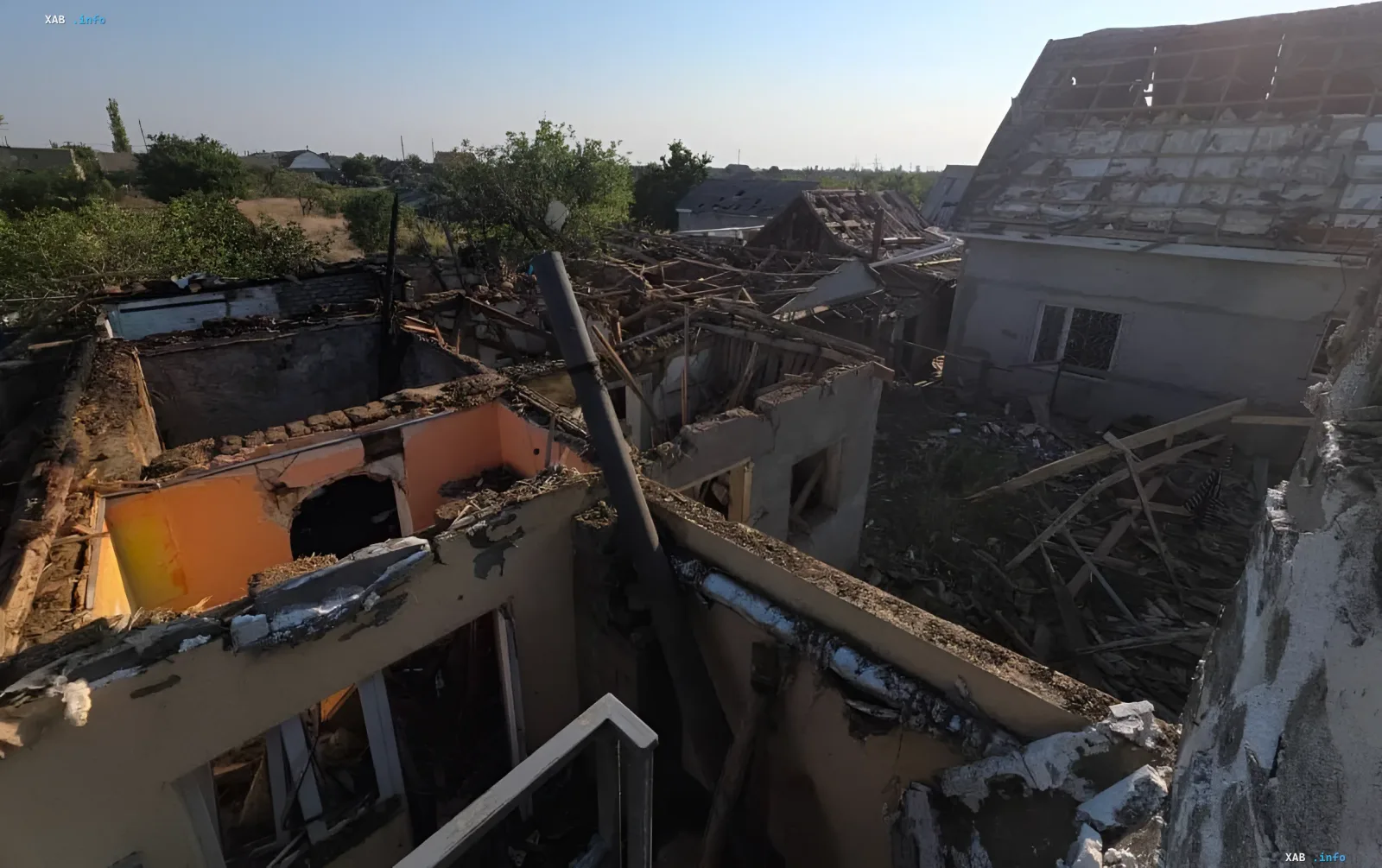 Последствия удара по жилому дому в Одесской области Разрушенный жилой дом после удара по югу Одесской области: обломки стен, крыши и оконные проемы без стекол