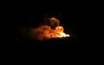 Ночной удар по складу: мощное возгорание и взрыв на объекте в России после атаки украинских сил обороны