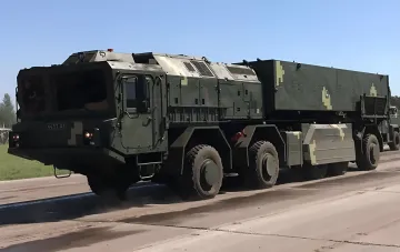 Ракетний комплекс «Сапсан» на шасі вантажівки в русі, що демонструє українську балістичну систему