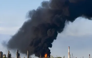 Massiver schwarzer Rauch steigt über das Rosneft-Verfeinerungswerk in Syzran nach ukrainischem Drohnenangriff auf