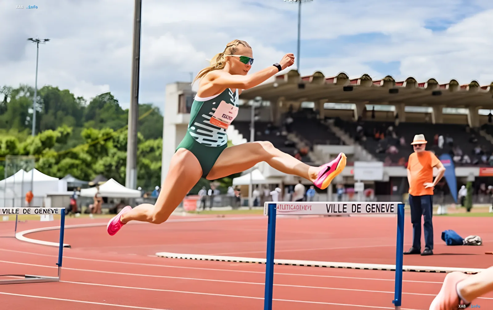 Wiktorija Tkatschuk beim Sprung über ein Hürde im Stadion von Genf, zeigt Technik vor der Europameisterschaft 2026