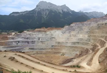 Offener Tagebau für Lithiumabbau in den Bergen Nevadas — Epizentrum des Konflikts zwischen NASA und 3 Proton Lithium um strategische Ressourcen