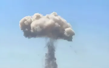 Грибовидное облако взрыва боеприпасов в Хмельницком на фоне ясного неба