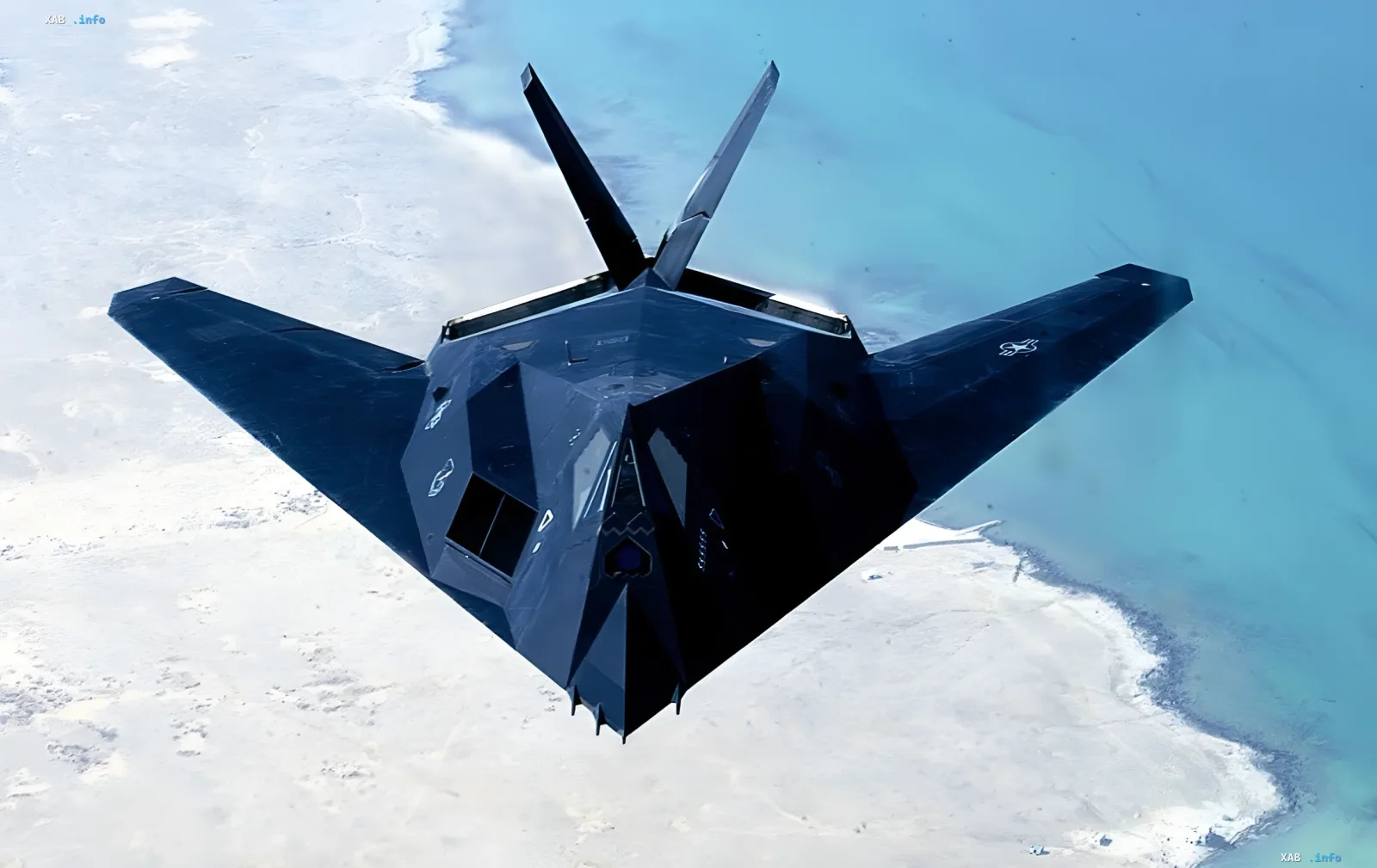Загадковий реактивний дрон у формі F-117 летить над хмарами, символізуючи атаку на російський НПЗ в Уфі