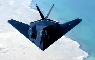 Загадковий реактивний дрон у формі F-117 летить над хмарами, символізуючи атаку на російський НПЗ в Уфі