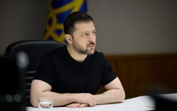 Президент Украины Владимир Зеленский в черной футболке на совещании, обсуждающий новые поручения СБУ по операциям против России и внутреннюю чистку ведомства