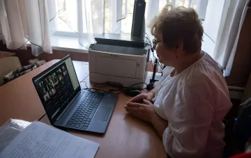 Співробітник міської ради Ходорова працює дистанційно вдома на ноутбуку під час спеки