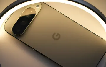 Задняя панель смартфона Google Pixel с логотипом G и камерой, демонстрирующая устройство, затронутое проблемами Android 17 Beta 1