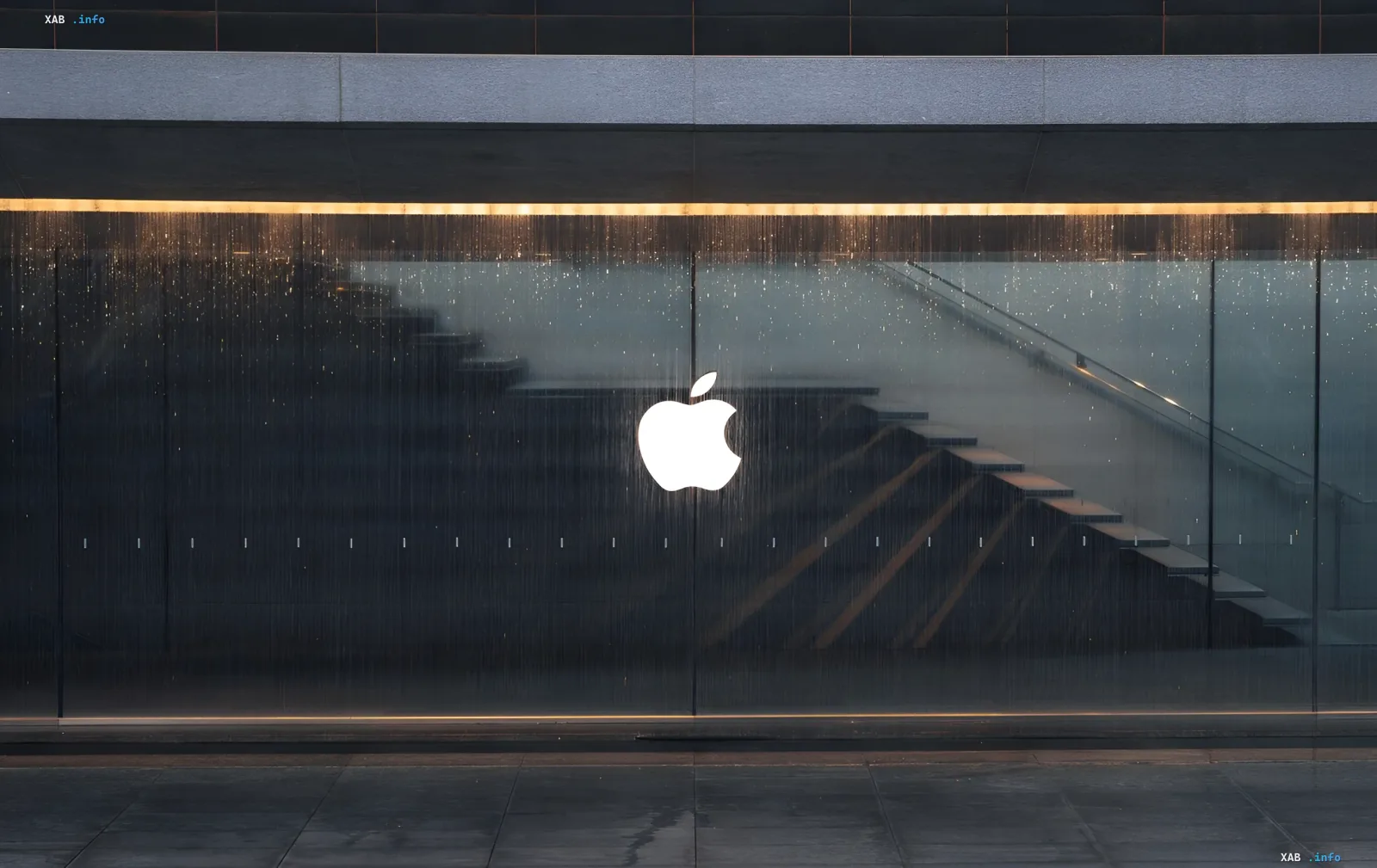 Фасад Apple Store с логотипом на фоне дождя, символизирующий открытие экосистемы для Windows