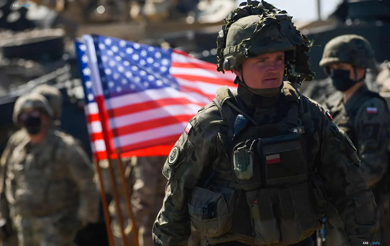 Солдаты армии США с флагом на фоне военной техники, иллюстрирующие тему конфликта с Ираном и дефицит ракет THAAD