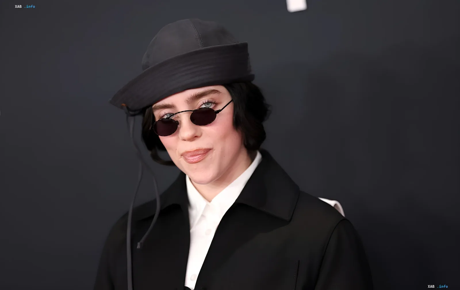 Billie Eilish als Sylvia Plath: Sängerin in schwarzer Mütze und Brille bei Filmpremiere