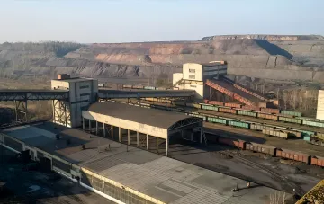 Panorama eines Kohlebruchs und einer Aufbereitungsanlage, die den Stillstand der Förderung aufgrund von Rechtsstreitigkeiten symbolisiert