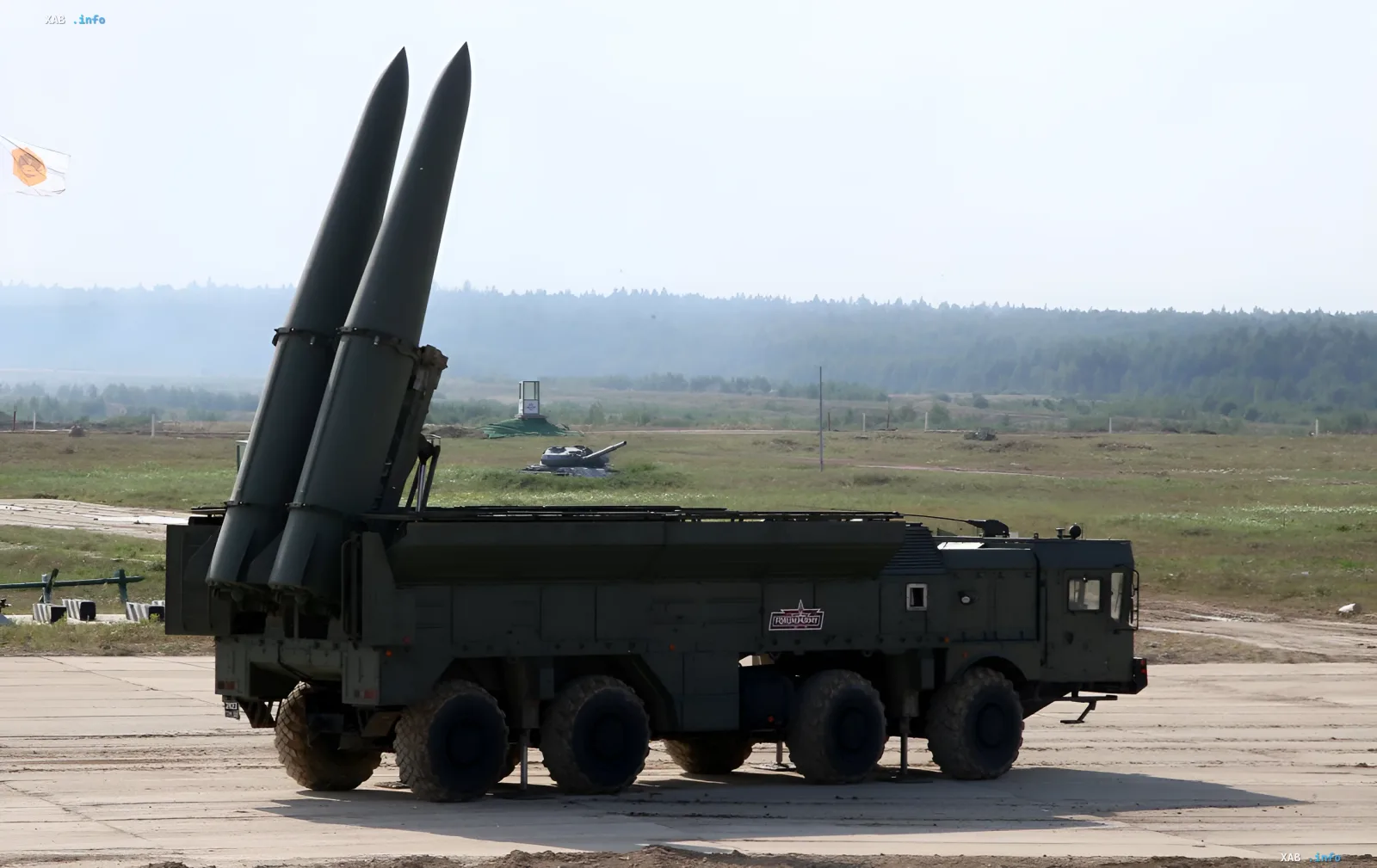 Российский пусковой комплекс баллистических ракет на полигоне, демонстрирующий мощь и готовность к запуску