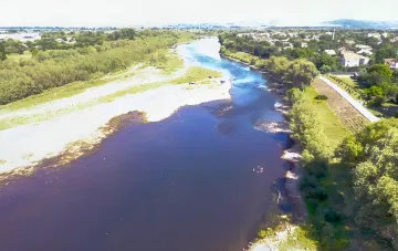 Днестровское водохранилище превращается в реку: вид на обмелевшую акваторию с обнажившимся берегом и ограниченным водным потоком