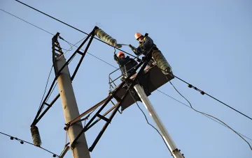 Енергетики ДТЭК Енерго відновлюють пошкоджені лінії електропередач на тлі ясного неба