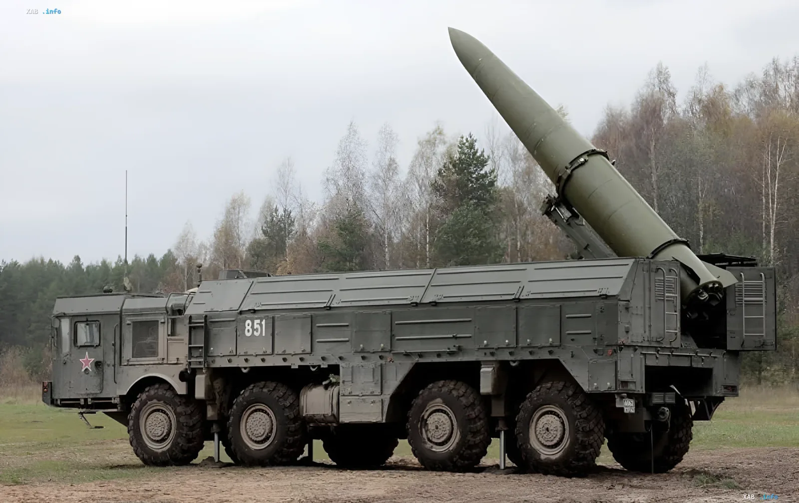 Russische S-300-Luftabwehrsystem im Wald — Symbol der Bedrohungen, die vom ukrainischen Generalstab bezüglich der Bortnytsia-Luftreinigungsstation in Kiew widerlegt wurden