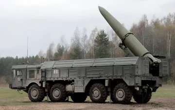 Russische S-300-Luftabwehrsystem im Wald — Symbol der Bedrohungen, die vom ukrainischen Generalstab bezüglich der Bortnytsia-Luftreinigungsstation in Kiew widerlegt wurden