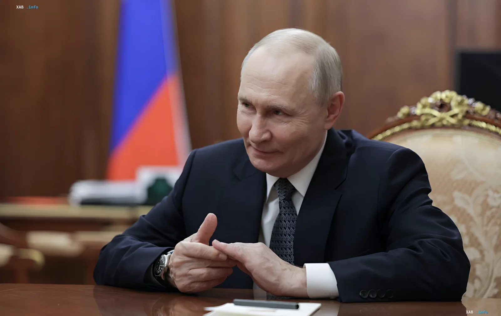 Владимир Путин за столом в кабинете, на фоне российский флаг — иллюстрация к статье о роли Кремля в информационном маневре с кадрами пожаров в Киеве
