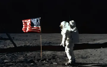 Астронавт у американского флага на Луне — символ миссии «Аполлон», чей компьютер уступает современному iPhone