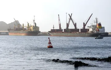 Торговельні судна в порту Ормузької протоки: символ стратегічного контролю над ключовим морським шляхом, де Іран та Оман обговорюють угоду, що змінює геополітичний баланс