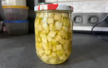 Стеклянная банка с маринованными кубиками кабачка, похожими на ананас, для тропического десерта