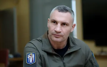 Руководитель киевской службы спасения в форме с эмблемой, символизирующей защиту города