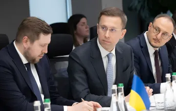 Члены Кабинета Министров Украины на экстренном заседании для поддержки бизнеса в условиях ракетных атак