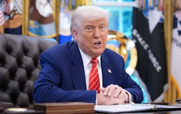 Donald Trump am Schreibtisch im Ovalen Büro, diskutiert das Schlachtschiffprojekt mit Atomreaktoren im Wert von 275 Milliarden Dollar