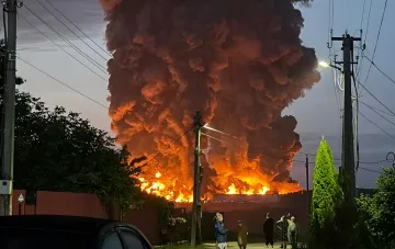 Massiver Brand im Wildberries-Lager in der Region Tula, der das Gebäude erfasst hat und dicken Rauch in den Himmel hebt