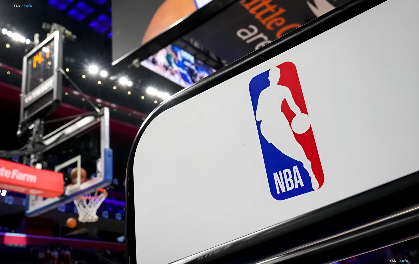NBA-Logo auf einem Basketball-Korb in Phoenix, das den genehmigten Spielplan der Saison 2026/27 mit historischem Pokalfinale und globalem Tournee symbolisiert