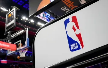 Логотип NBA на щиті баскетбольної арени у Фініксі, що символізує затвердження розкладу сезону-2026/27 з історичним фіналом Кубка та глобальним турне