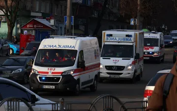 Конвой украинских скорых помощи на улицах Киева после ночной атаки, медики в форме, машины с номерами 103