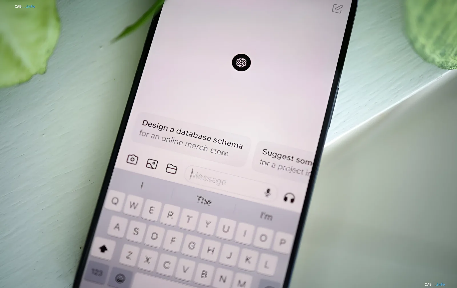 Смартфон с открытым ChatGPT, где виден логотип OpenAI и поле ввода запроса — символ конца эпохи DALL-E в ChatGPT