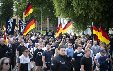 Massendemonstration von Rechtsextremen in Deutschland mit deutschen Flaggen und nationalistischen Parolen, die das Thema des Artikels über Operation 'Matroschka' illustrieren