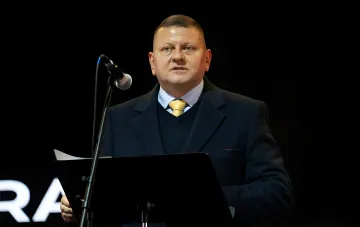 Украинский посол в Великобритании Валерий Чалый выступает с речью на подиуме, критикуя доктрину НАТО